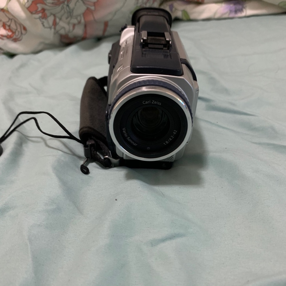 Video camera - Picture 2 of 5